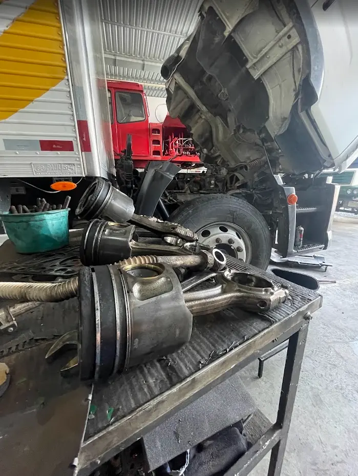 Componentes internos de motor diesel em manutenção