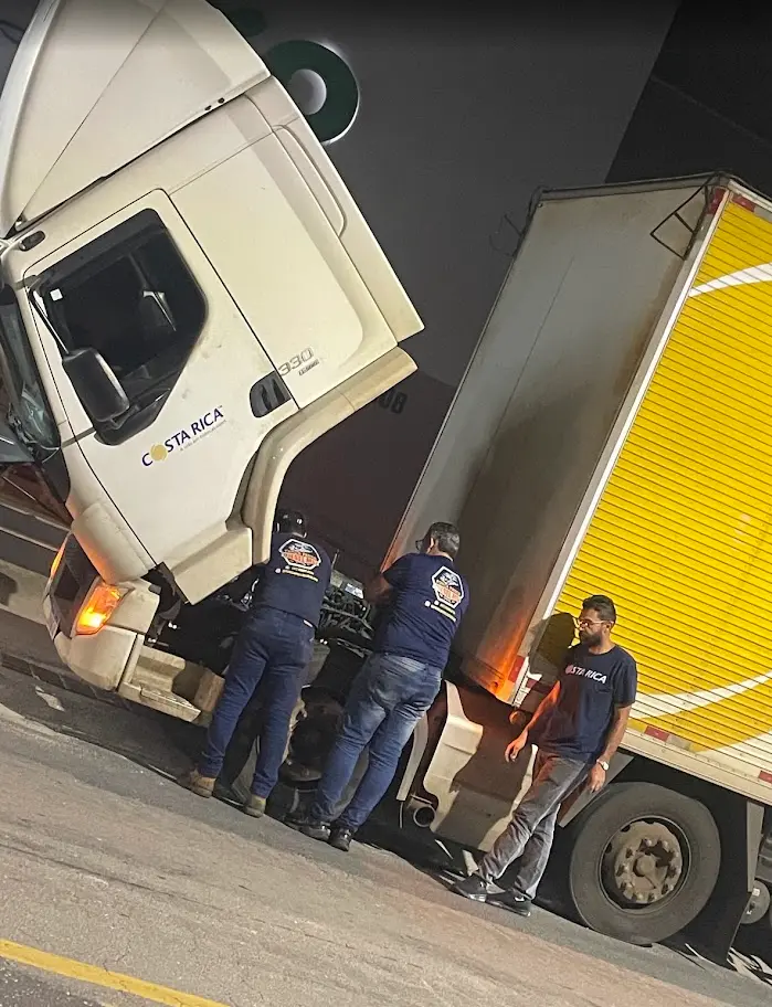 Equipe da Força Truck realizando socorro mecânico em um caminhão na estrada