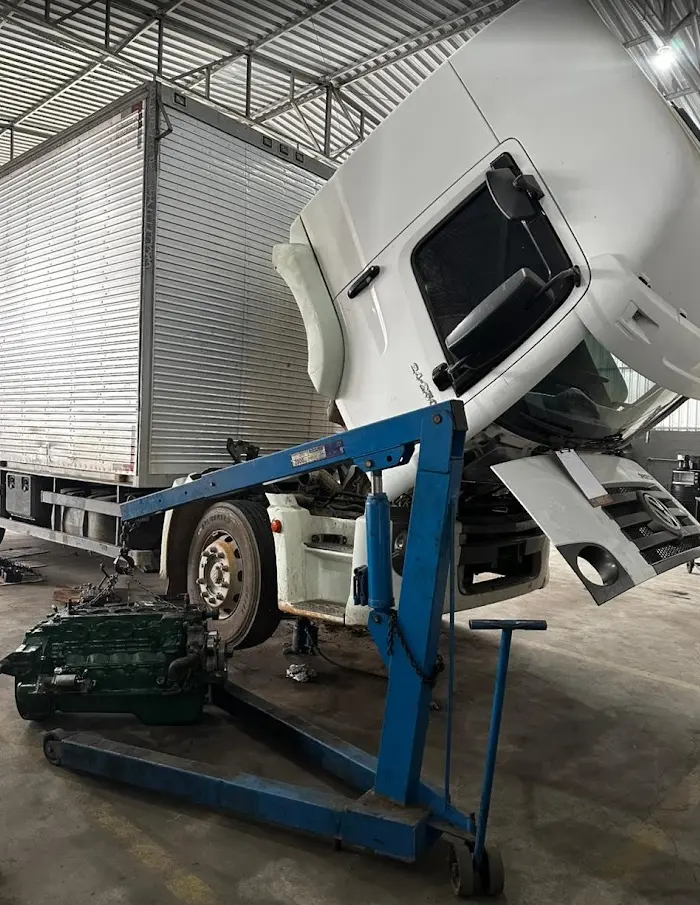 Retirada de conjunto mecânico de caminhão com guincho de oficina