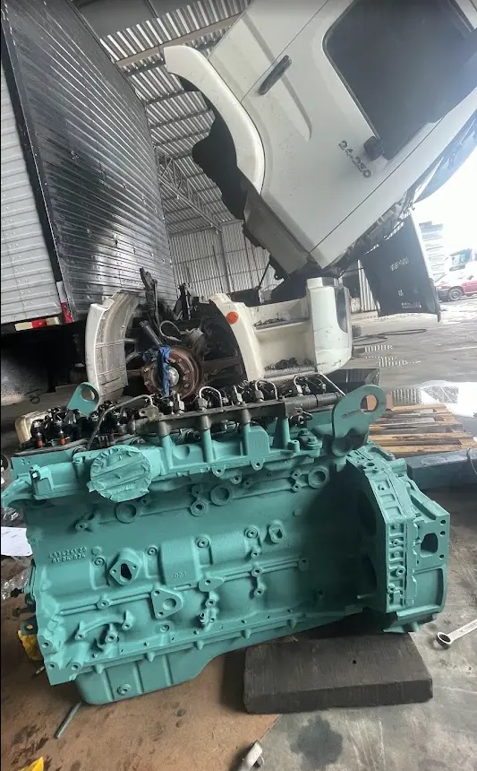 Motor diesel desmontado para reconstrução na Força Truck