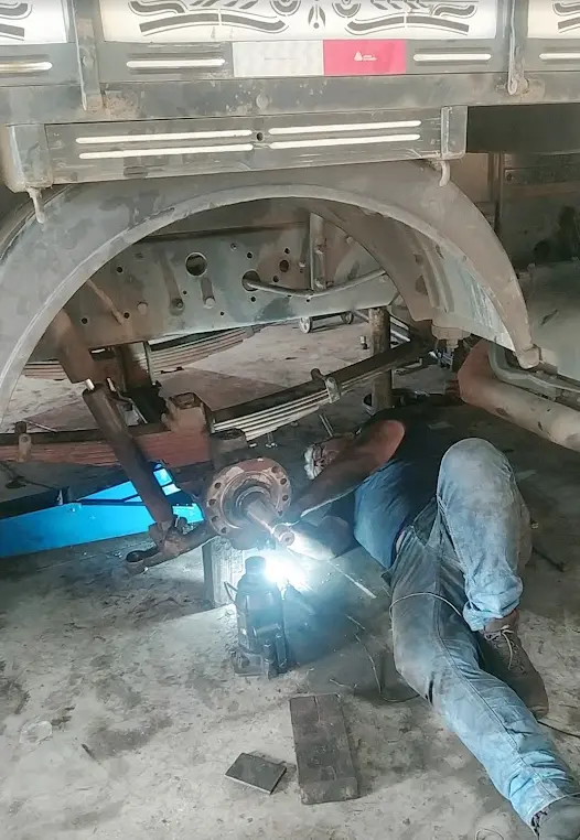 Serviço de solda realizado no chassi de caminhão